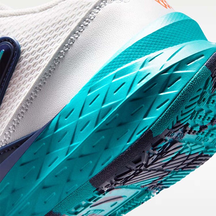 Nike Team Hustle D 12 Çocuk Beyaz Basketbol Ayakkabısı